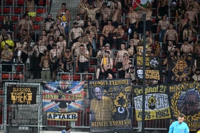 AEK-Fans skandieren für Palästina, Israelis antworten mit lauter Musik