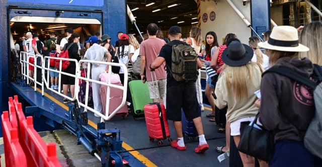Comienza el éxodo de agosto: Tráfico en El Pireo, fuertes vientos