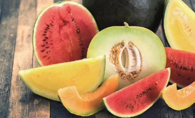 מלון מול אבטיח: קלוריות ויתרונות בריאותיים