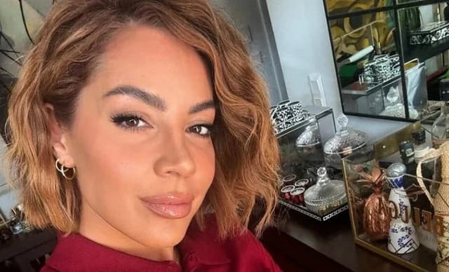 玛丽安塔·皮埃里迪：在泳池中发布半裸照片，祝大家“月份快乐”