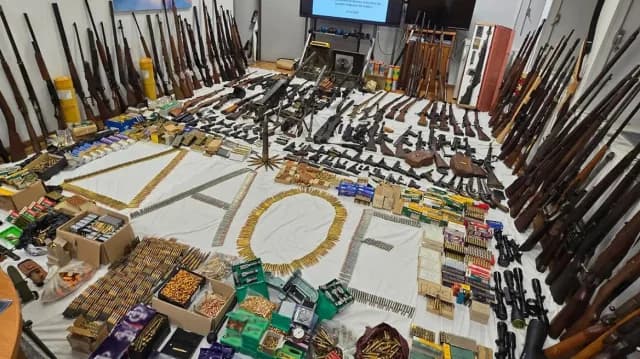 Kiato: Über 170 Waffen und 15.500 Schuss Munition im Haus eines Ex-Luftwaffenoffiziers gefunden