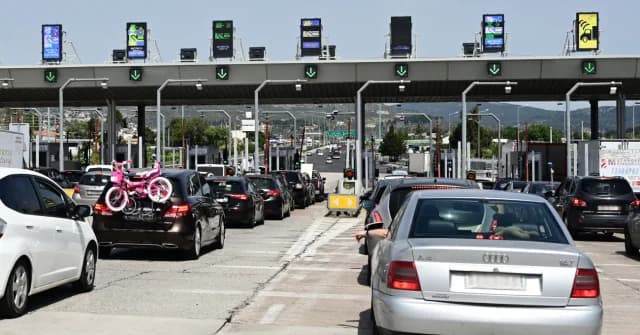 Éxodo de Agosto: Tráfico Denso en Puertos y Carreteras Nacionales