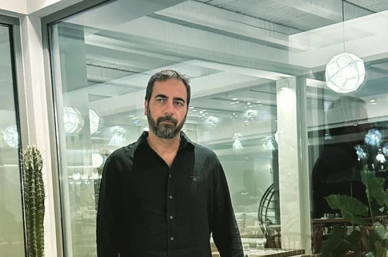 Λώρης Λοϊζίδης και Στυλιάνα Μαραγκού: Σπάνια φωτογραφία με τις δίδυμες κόρες τους