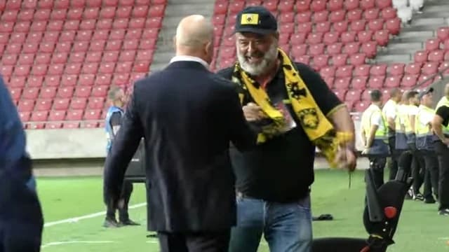 AEK feiert Qualifikation, Iliopoulos umarmt Spieler und Nikolic