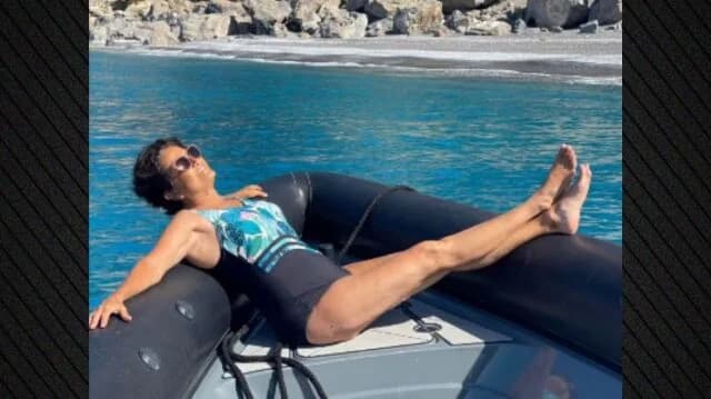 Alkistis Protopsalti wünscht 'Frohen Monat' von einem Boot