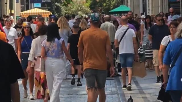Athen: Schlussverkäufe und mildes Wetter füllen das Einkaufszentrum
