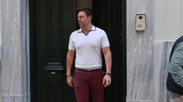 Κασσελάκης στη Ζάμπια: Κριτική Μωραΐτη για «σαφάρι» και αντιπολίτευση