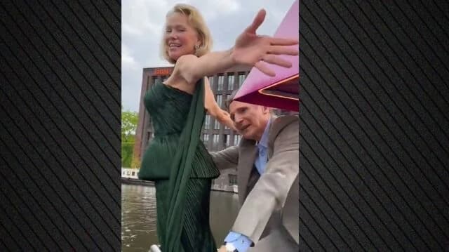 Pamela Anderson und Liam Neeson stellen Titanic-Szene nach