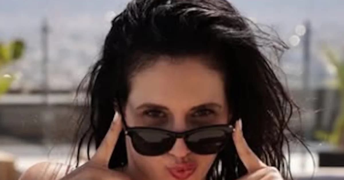 Eleni Vaitsou: Atemberaubende Badeanzug-Fotos am Pool