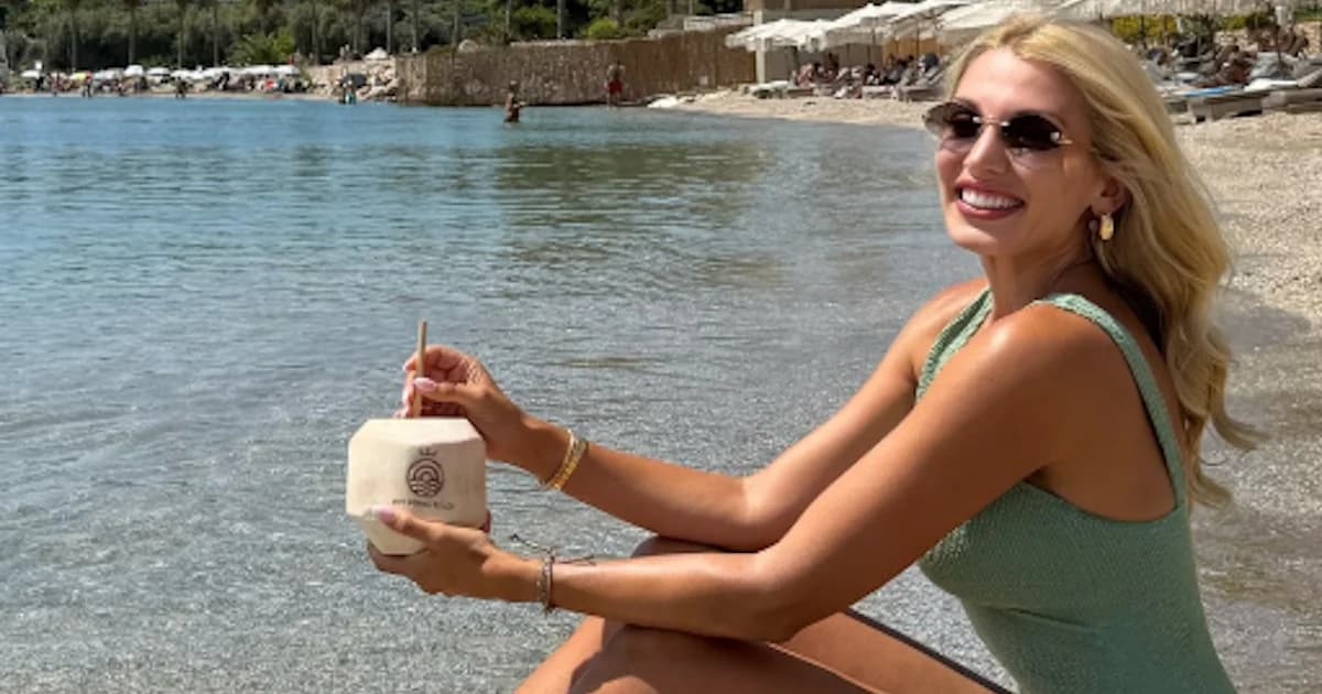 Κωνσταντίνα Σπυροπούλου: Εντυπωσιακό μαγιό στην παραλία