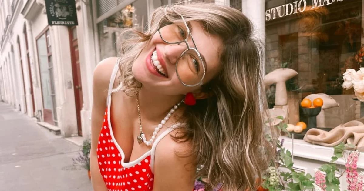 Klelia Andriolatou lanciert das Haarband als Sommer-Haartrend
