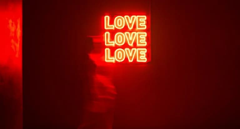 Bombardeo de amor: Tres señales de que lo estás haciendo o eres el objetivo