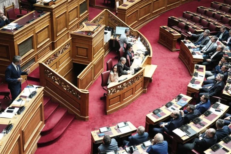 Nueva Democracia: Gobierno sin aliados tras la votación de OPEKEPE