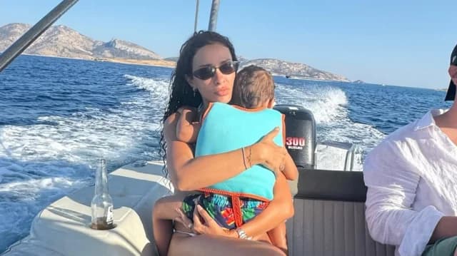 Eleni Foureira: Urlaub mit ihrem Sohn Hermes