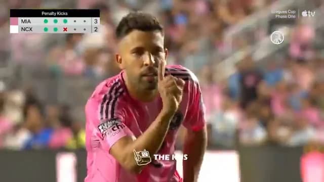 Jordi Alba se burla del portero tras un penalti exitoso