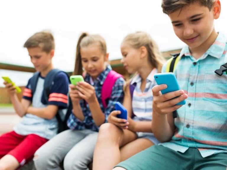 Έρευνα: Κίνδυνοι για την ψυχική υγεία από smartphone σε παιδιά κάτω των 13