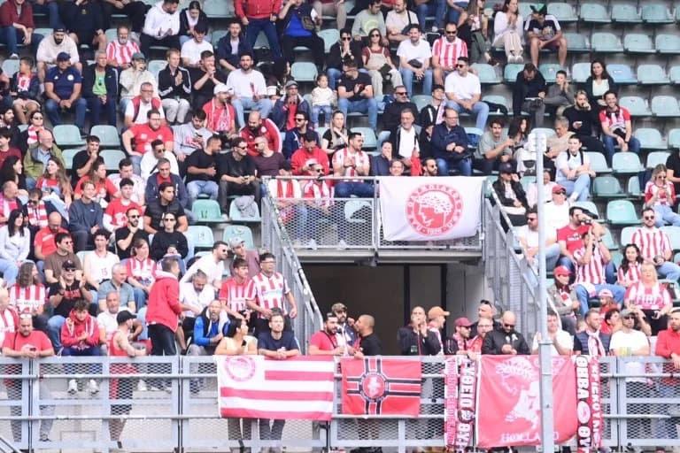Aficionados del Olympiacos muestran un fuerte apoyo en el amistoso contra el Den Haag