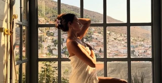 Vrisiida Andrioti: Sexy Fotos mit einem Handtuch auf Instagram