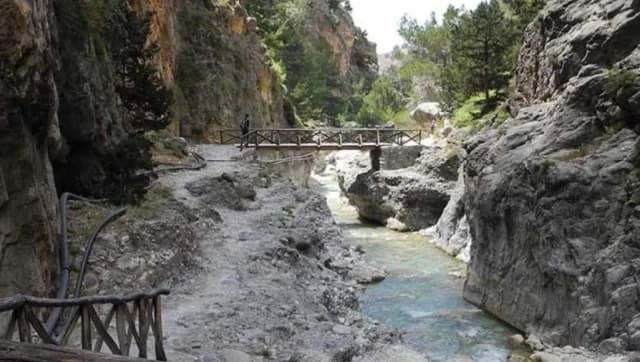 Rettungsaktion in der Samaria-Schlucht: Tourist verletzt, nächtlicher Einsatz