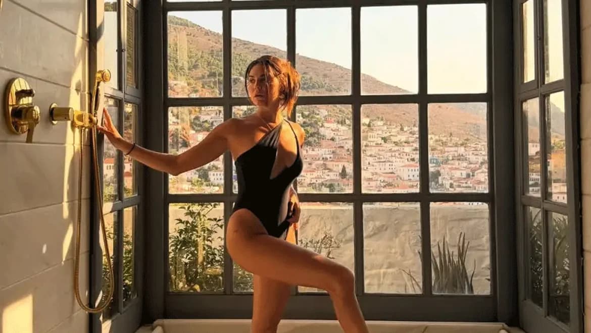 Vrisiida Andrioti: Sexy Fotos in ihrem Badezimmer