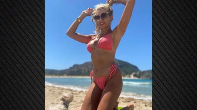 Konstantina Spyropoulou: Posing im rosa Bikini am Strand