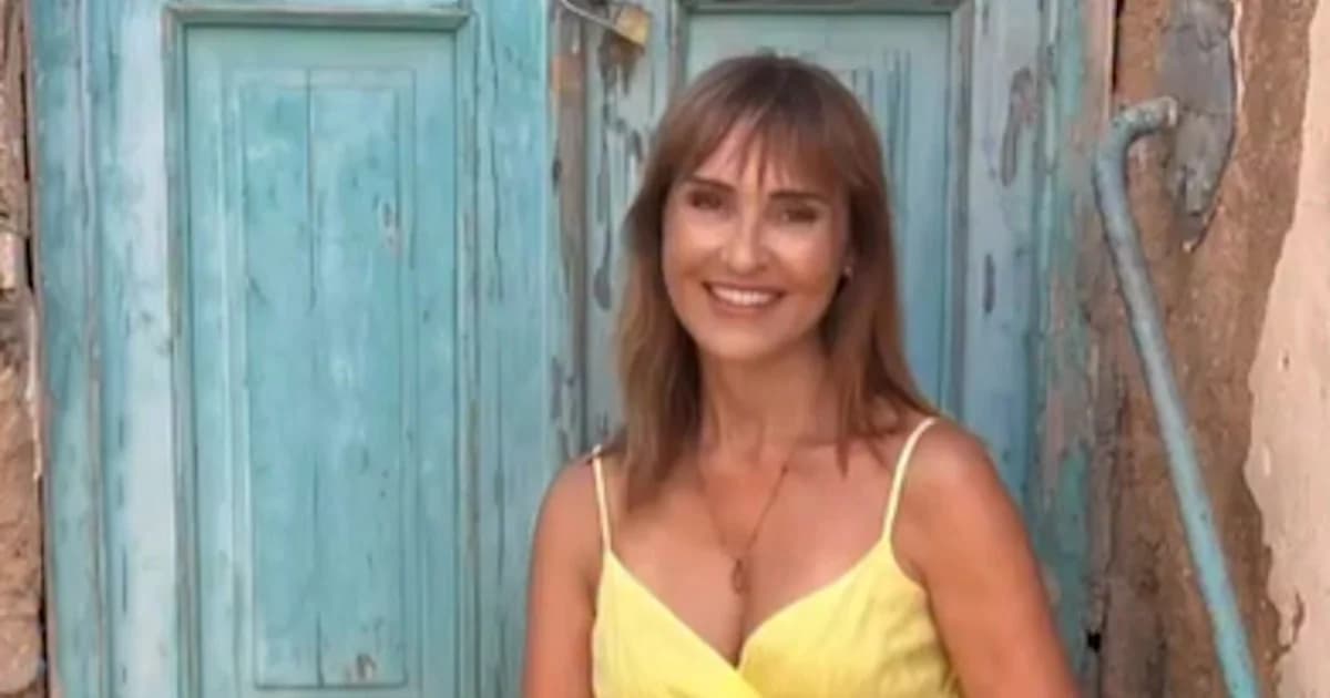 Μάρα Ζαχαρέα: Κομψή εμφάνιση με λευκό καφτάνι στην παραλία