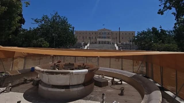 Mantenimiento de la fuente de la Plaza Syntagma en Atenas
