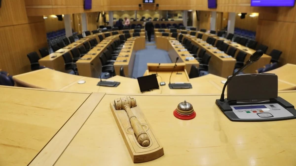 Parlamento: Sesión Urgente sobre Traslados de Profesores