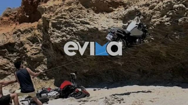 קאריסטוס: נהג דרדר שלושה אופנועים מצוק - צפו בסרטון