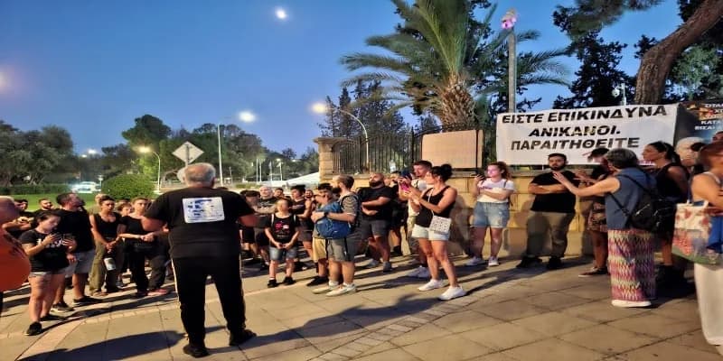 Protest vor dem Präsidentenpalast wegen des Feuers in Limassol