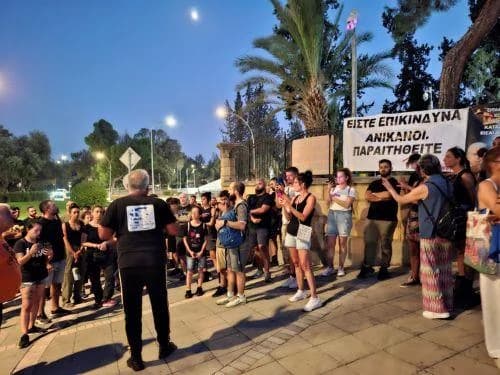 הפגנה מול ארמון הנשיאות בעקבות השריפה הקטלנית