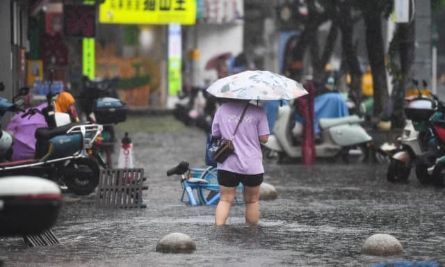 China: Hohe Warnstufe wegen starker Regenfälle – Evakuierungen