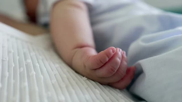 Bebé de 16 días en la UCI de Chania con coronavirus