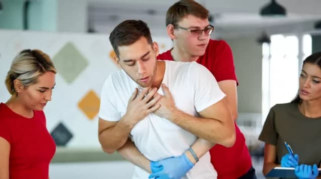 Der Heimlich-Handgriff: Wie er Leben rettet – Die 5er-Regel
