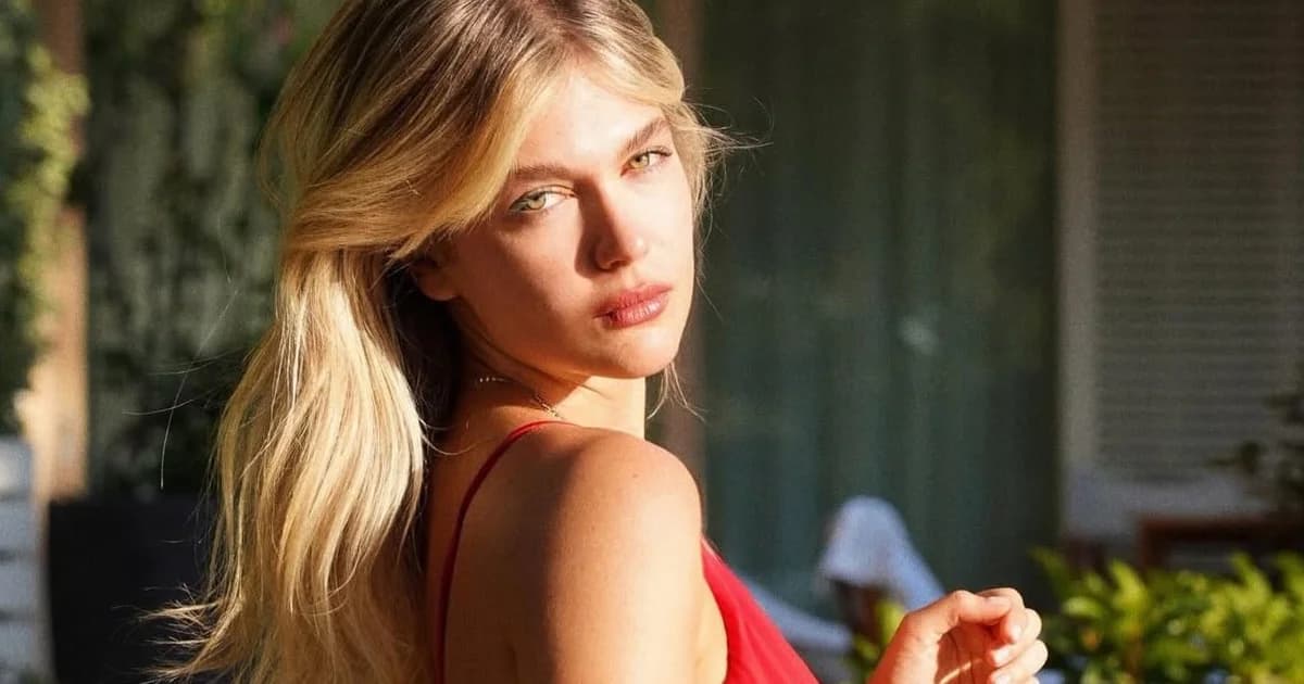 Klelia Andriolatou: Ein Hauch von Rot für den Sommerurlaub