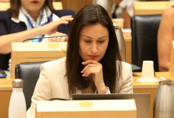 M. Panagiotou: Reaktionen auf ihre Anwesenheit im Parlament bezüglich der Brände in Limassol