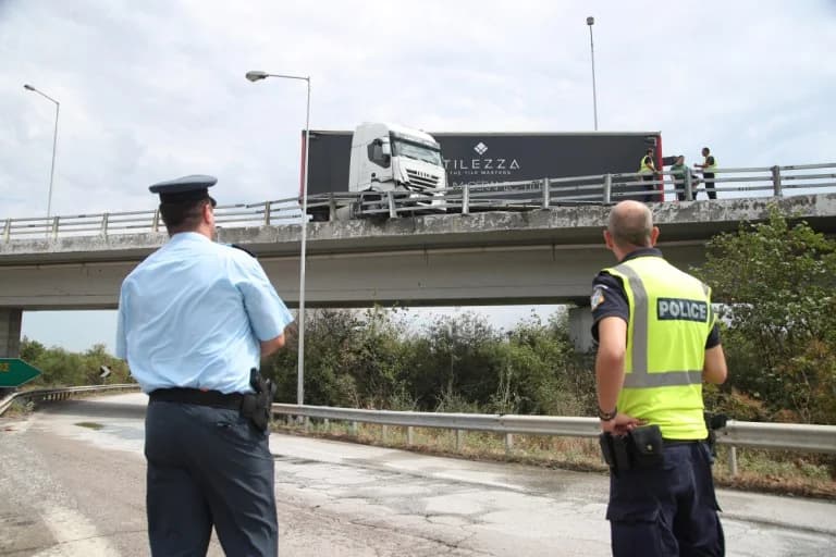Θεσσαλονίκη: Νταλίκα «δίπλωσε» στην ΠΑΘΕ – Ασφαλής ο οδηγός