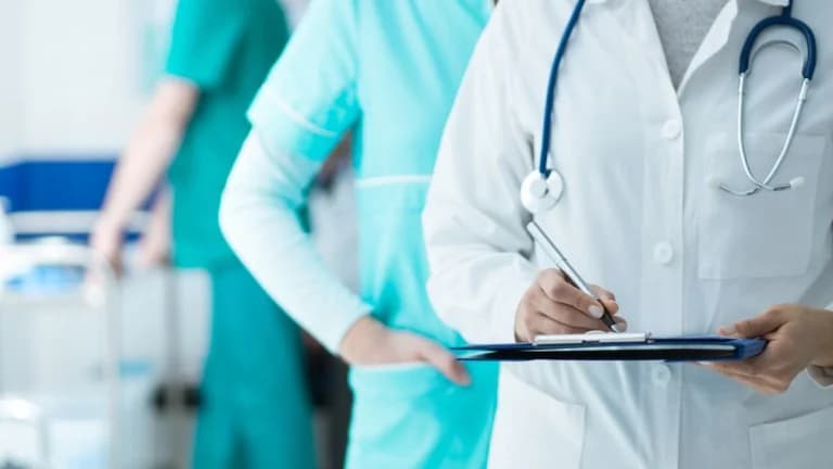 Aumentos y falta de transparencia en la atención médica privada: Informe de la Comisión de la Competencia