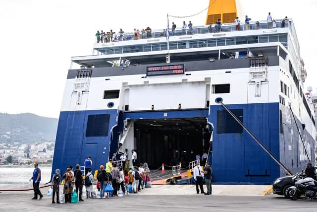 Kárpatos: Un hombre de 36 años salta de un barco y es hospitalizado