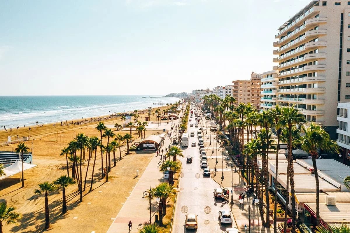 Larnaca: 21-Year-Old Arrested for Bag Theft on Phinikoudes Beach