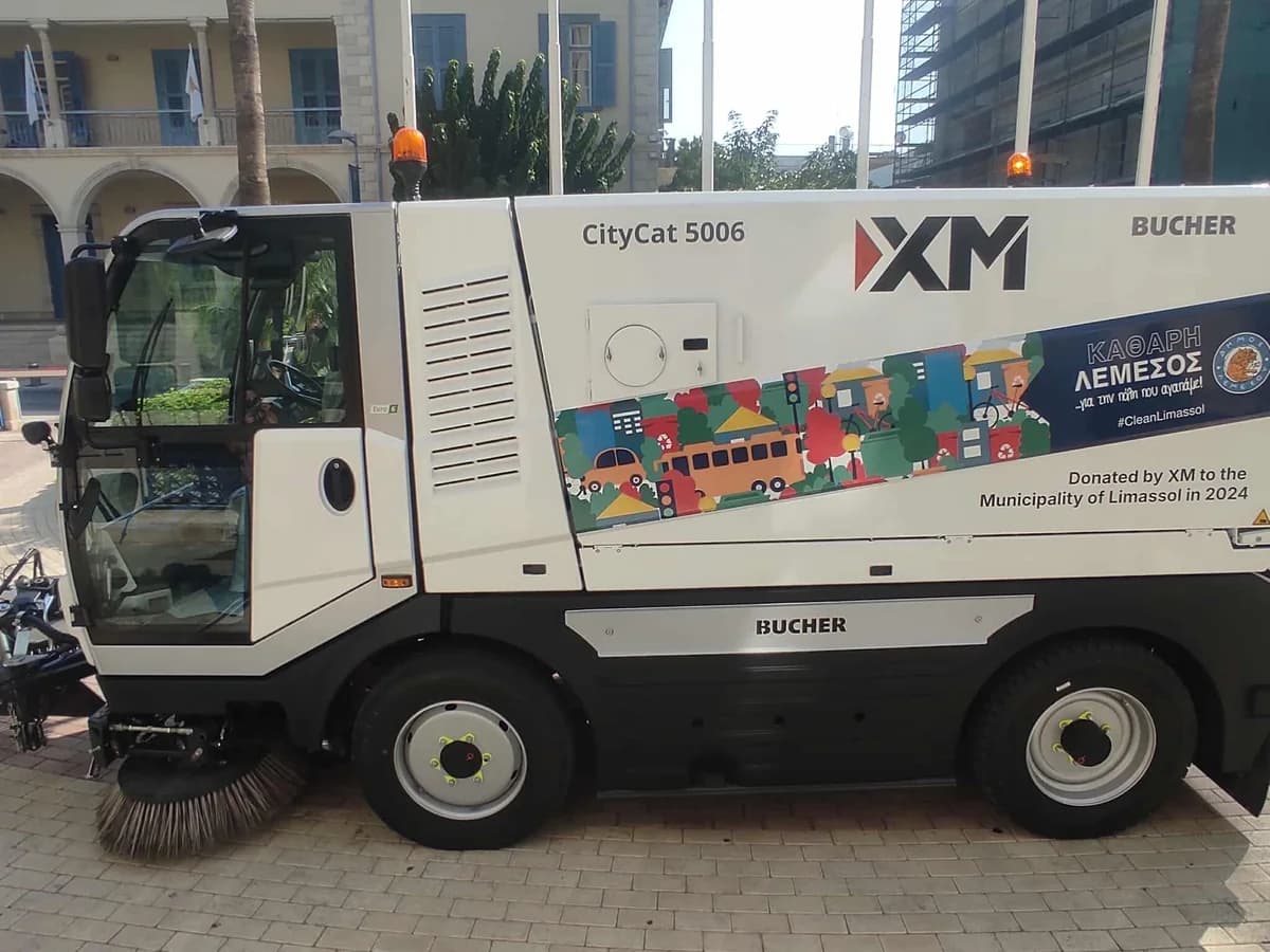 XM公司捐赠利马索尔市政府一辆新型清扫车
