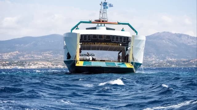 20-Meter-Riss auf gestrandeter Fähre in Nea Styra gefunden: Passagiere berichten von Tortur