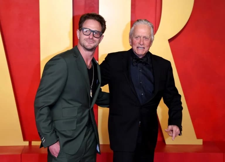 Michael Douglas und Cameron Douglas zusammen in 'Looking Through Water'
