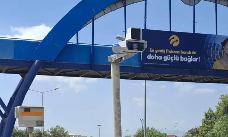Cámaras de tráfico con IA en territorios ocupados: detección de infracciones y multas por SMS