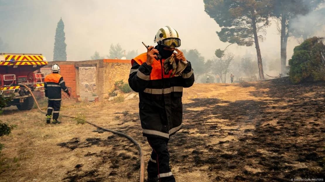 Frankreich: Feuerwehr kämpft dritten Tag gegen riesigen Waldbrand