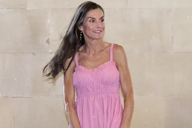 Η βασίλισσα Λετίσια συνδυάζει εσπαντρίγιες με boho φόρεμα