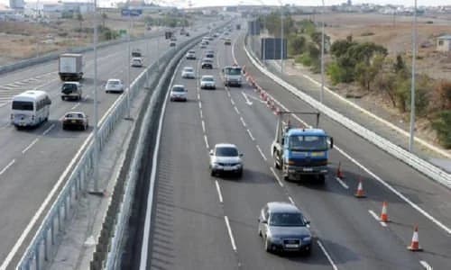 因碎石洒落，高速公路交通混乱