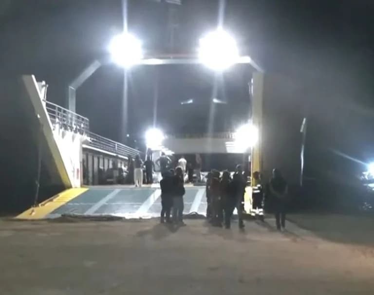Nea Styra: Remolque exitoso del ferry tras el encallamiento