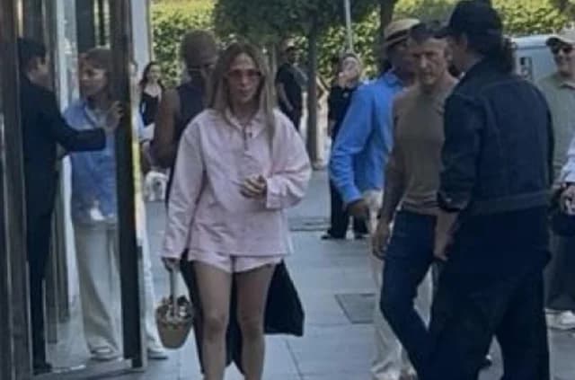 Jennifer Lopez Niegan la Entrada a Tienda Chanel en Estambul