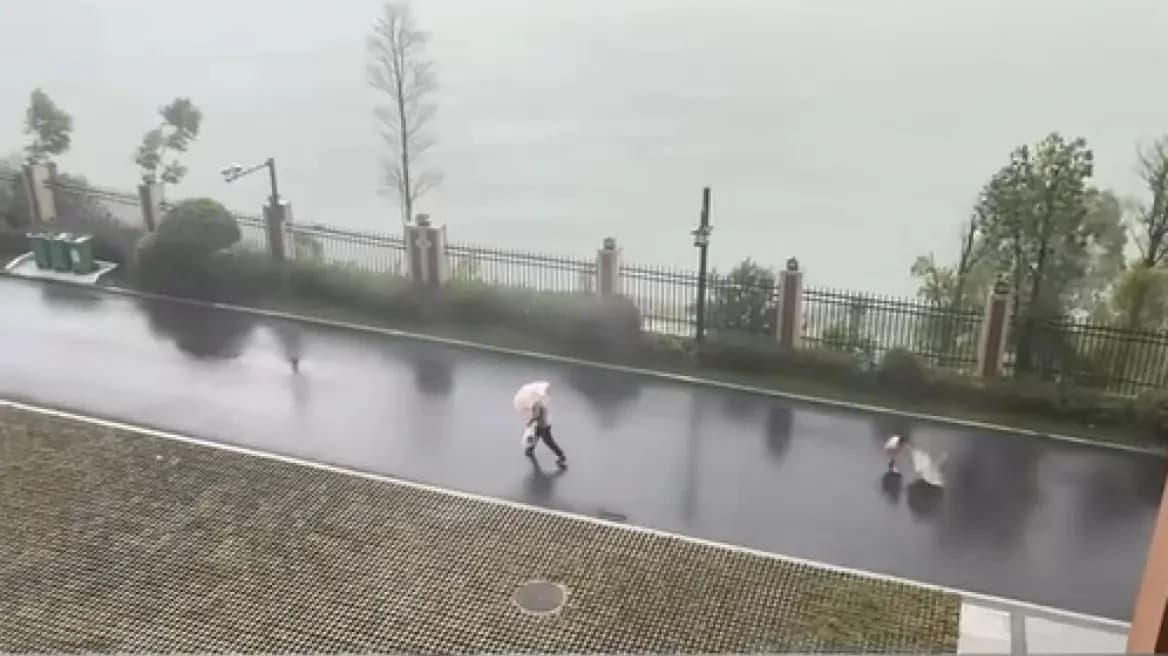 China: Padre abandona a su hija durante una tormenta